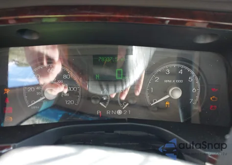 2006 Lincoln Town Car Signature Limited из США, поврежденный, VIN 1LNHM82V06Y647745